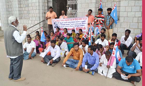 ಕ್ಷೌರಕ್ಕೆ ಅವಕಾಶ ನೀಡಲು ಒತ್ತಾಯಿಸಿ ದಲಿತರಿಂದ ಧರಣಿ